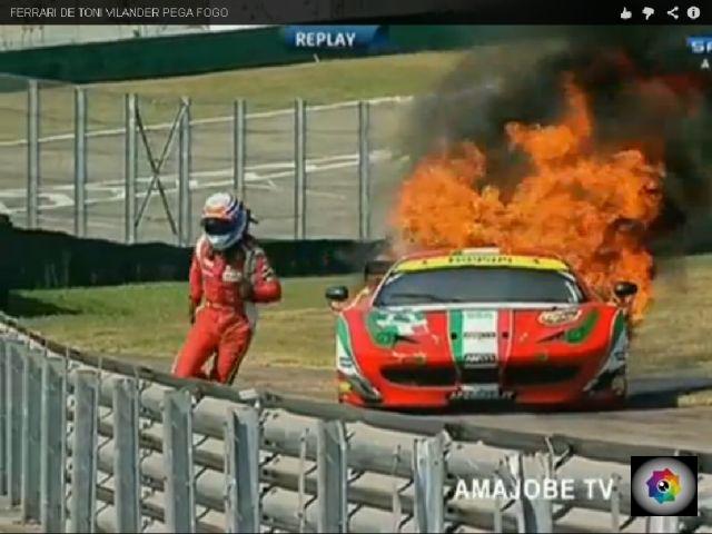 Ferrari de Toni Vilander pegando fogo